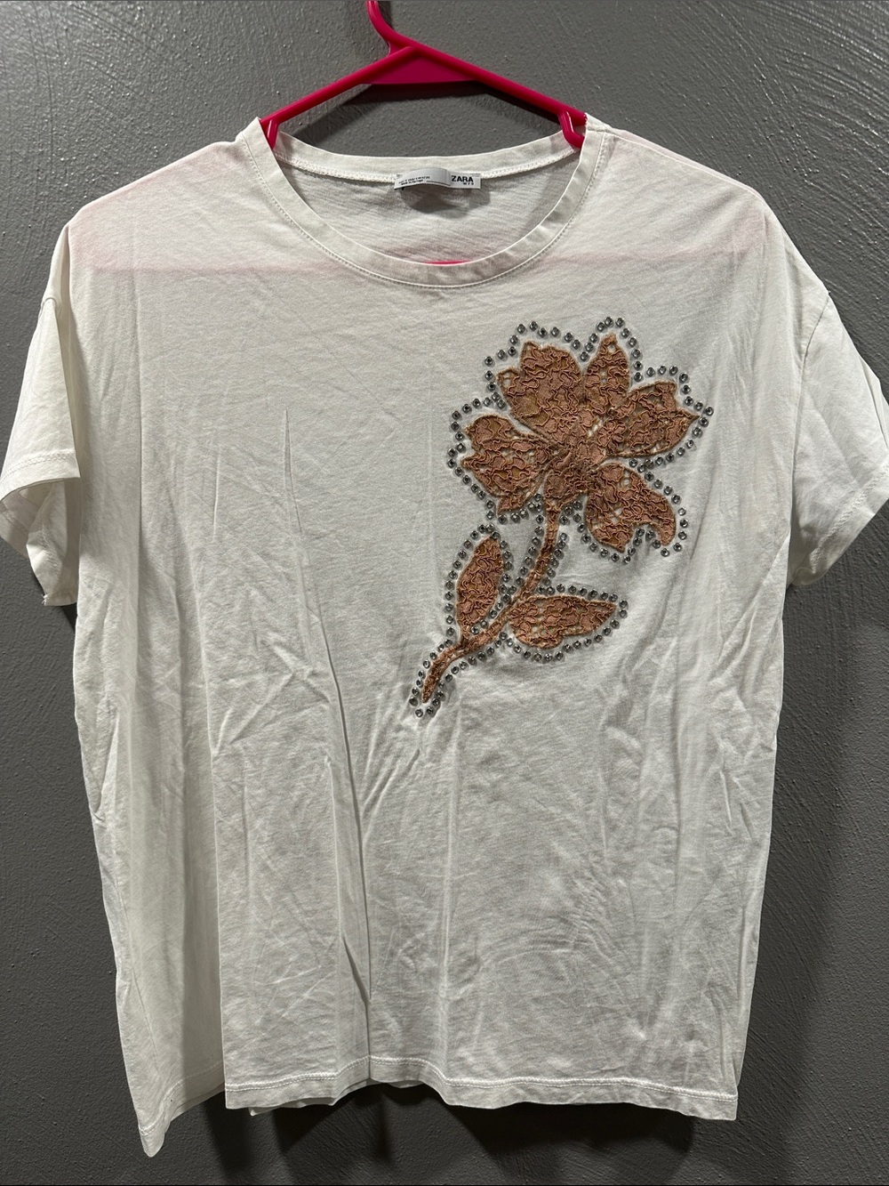 Zara White Short-Sleeve Tee with Beige Floral Applique